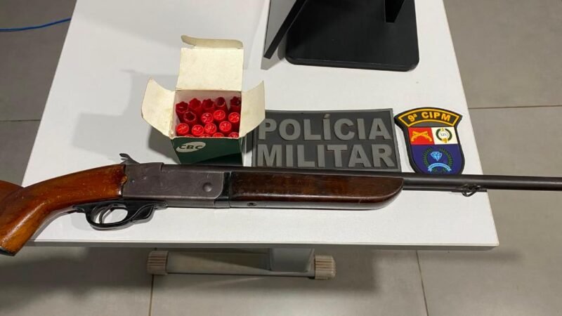Homem é preso após ameaçar esposa com espingarda e histórico de agressões vir à tona