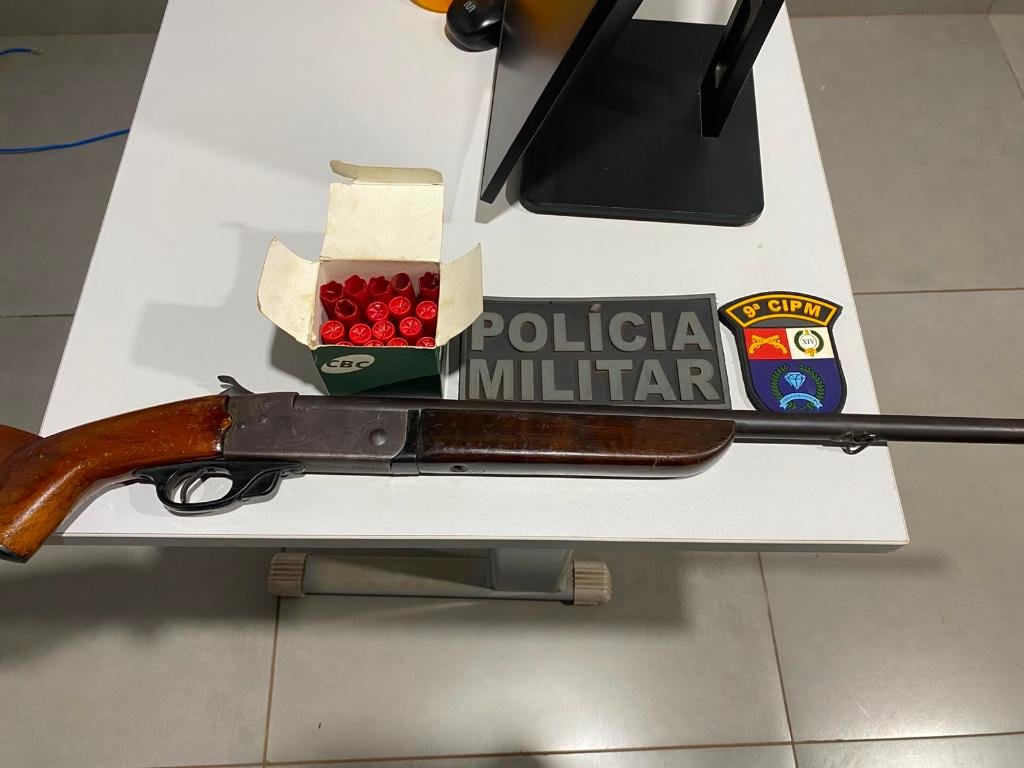 Homem é preso após ameaçar esposa com espingarda e histórico de agressões vir à tona