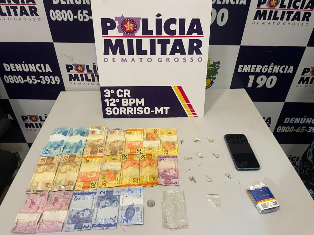 PM apreende drogas, dinheiro e balança de precisão em ação contra o tráfico; dois suspeitos são detidos