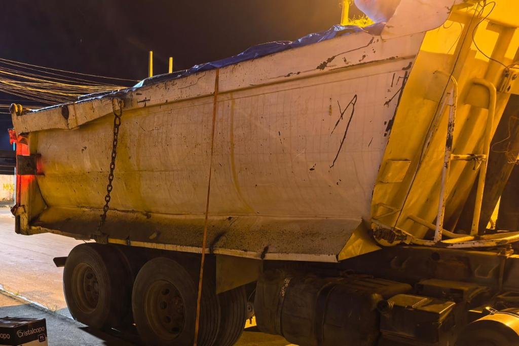 Carga com mais de 6 mil litros de combustível irregular é apreendida; motorista acaba preso