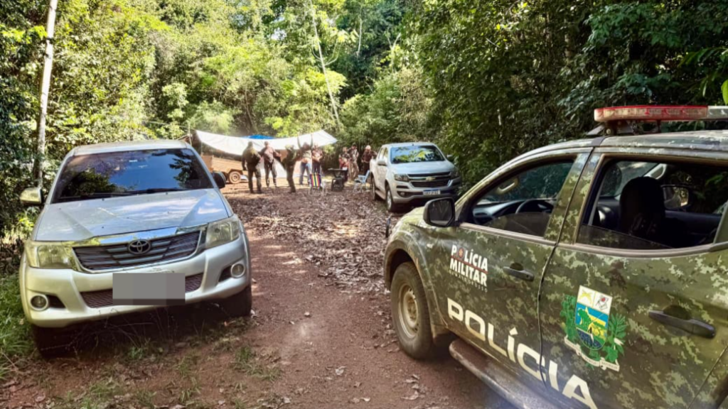 Acampamento em área de preservação é descoberto com arma irregular e homem acaba preso