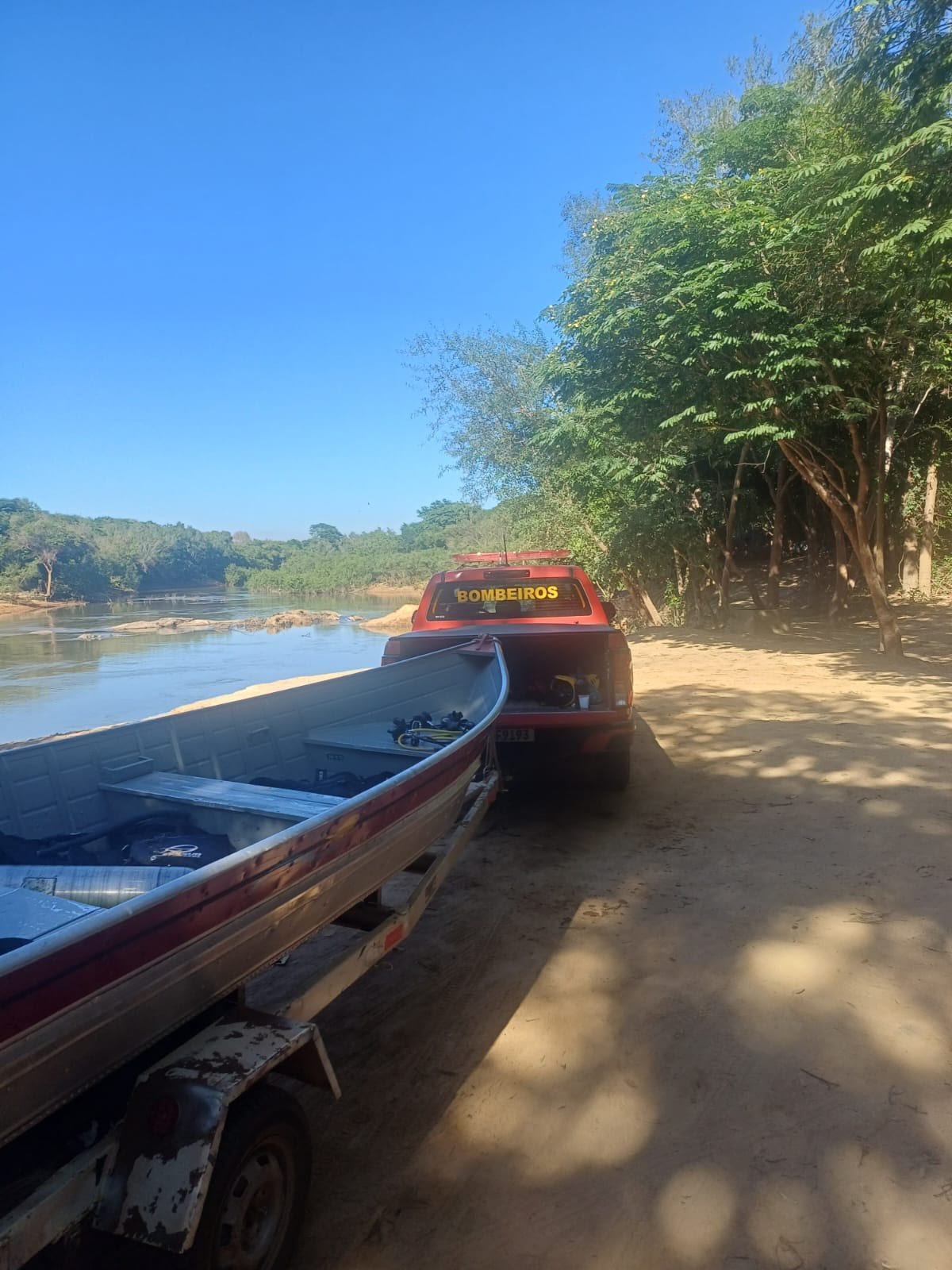 Homem morre afogado após entrar no Rio Peixotinho para tomar banho e ser localizado por mergulhadores em Matupá