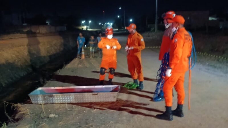 Motociclista morre após cair em valeta e corpo é retirado por bombeiros em Peixoto de Azevedo