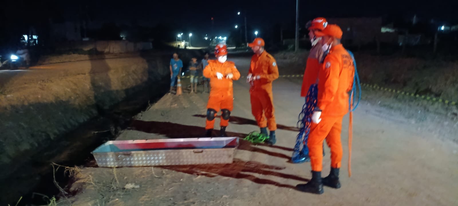 Motociclista morre após cair em valeta e corpo é retirado por bombeiros em Peixoto de Azevedo