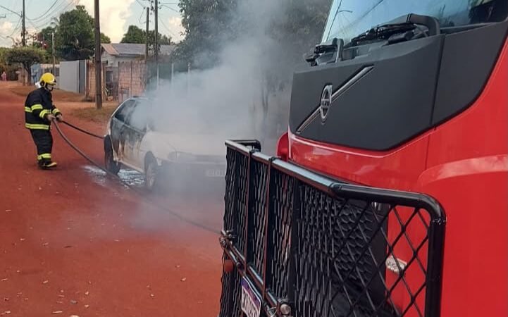 Carro pega fogo e é destruído por incêndio; bombeiros agem para conter as chamas em Guarantã do Norte