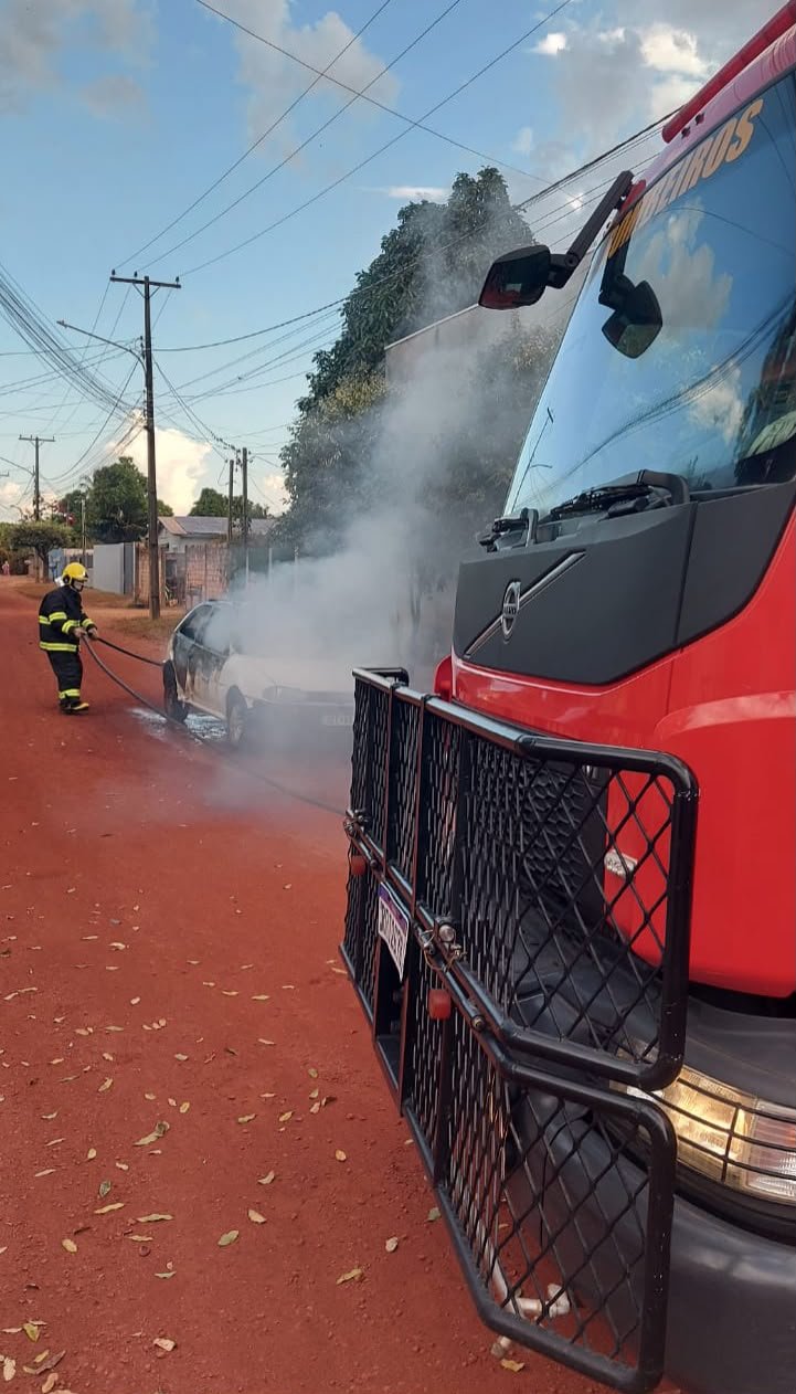 Carro pega fogo e é destruído por incêndio; bombeiros agem para conter as chamas em Guarantã do Norte