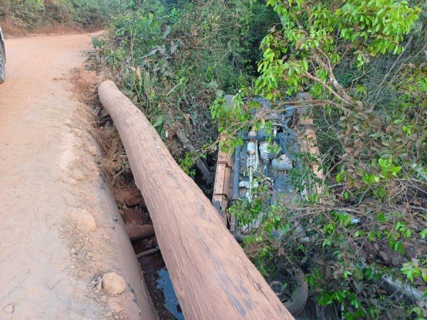 Colíder: Hilux capota e vai parar dentro de rio na Estrada Tratex