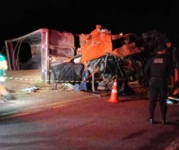 Caminhoneiro morre em colisão frontal na MT-320 entre Nova Canaã e Carlinda e motorista do outro veículo foge sem prestar socorro