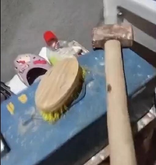 Mulher é presa após agredir filho de 14 anos e atacar o irmão com marreta em MT