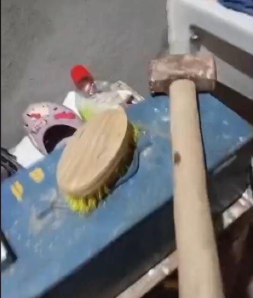 Mulher é presa após agredir filho de 14 anos e atacar o irmão com marreta em MT