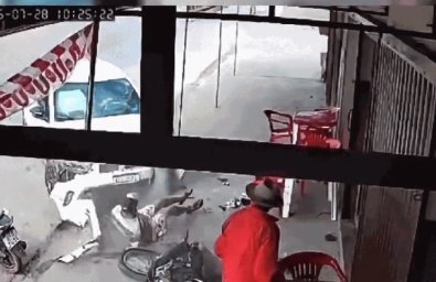 Poste salva homem após carro atingir moto e invadir calçada em MT; vejo o vídeo