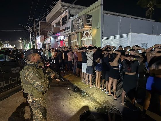Festa irregular é encerrada pela PM com menores, drogas e prisões; 25 adolescentes são levados à delegacia