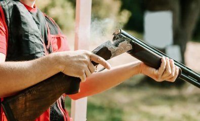 Homem vai limpar arma e acaba baleado em MT