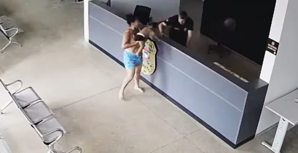 Policiais salvam criança engasgada após atendimento de emergência na delegacia
