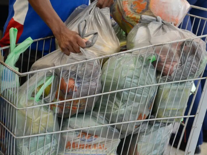 Consumo das famílias encerra semestre com alta