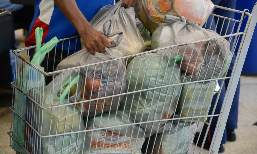 Consumo das famílias encerra semestre com alta