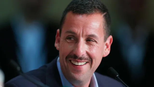 ‘Beijem-se todos os dias’, aconselha Adam Sandler a Taylor Swift e Travis Kelce