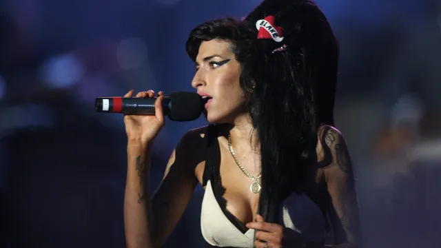 Pai de Amy Winehouse é condenado a pagar R$ 6,5 milhões a amigas da cantora