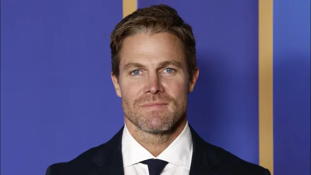 Ator de ‘Arrow’ descobre mensagem de Neymar oito anos depois e responde ao vivo