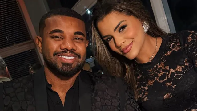 Davi Brito mostra namorada em seu colo enquanto faz ‘número 2’