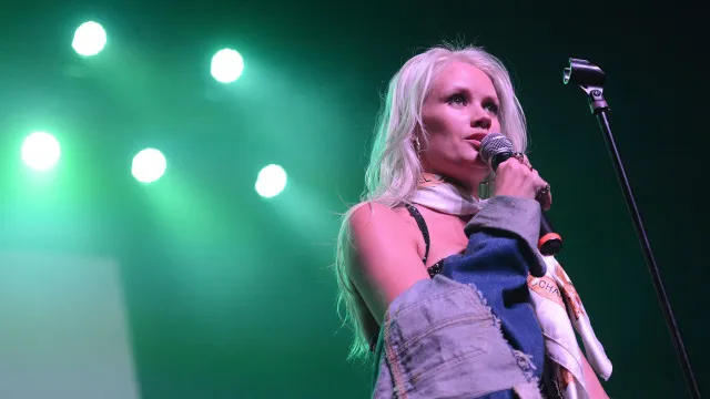 Cantora Lauren Bennett, voz de “Party Rock Anthem”, morre aos 37 anos