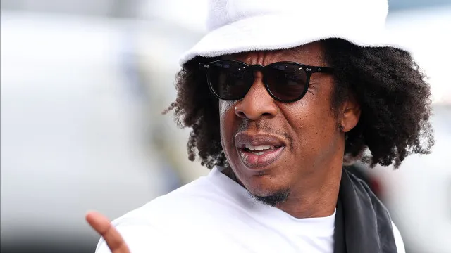 Jay-Z faz Rihanna subir ao palco em show, e artista brinca: ‘Estou meio enferrujada’