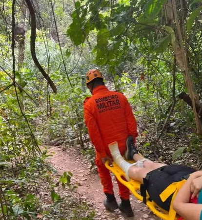 Mulher sofre fratura durante trilha em cachoeira e mobiliza resgate dos bombeiros