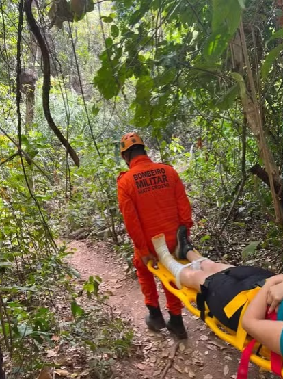 Mulher sofre fratura durante trilha em cachoeira e mobiliza resgate dos bombeiros