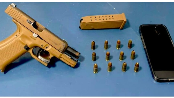 Jovem é detida em ônibus com pistola que seria usada em homicídios