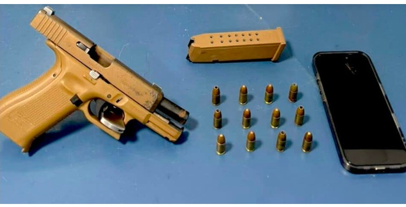 Jovem é detida em ônibus com pistola que seria usada em homicídios
