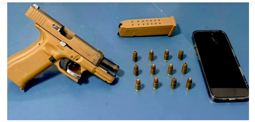 Jovem é detida em ônibus com pistola que seria usada em homicídios