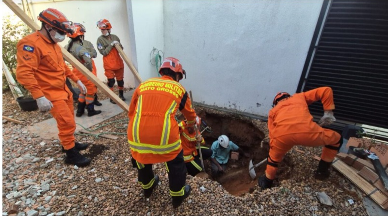 Homem fica preso em fossa após estrutura desabar durante obra e precisa ser resgatado em Sinop