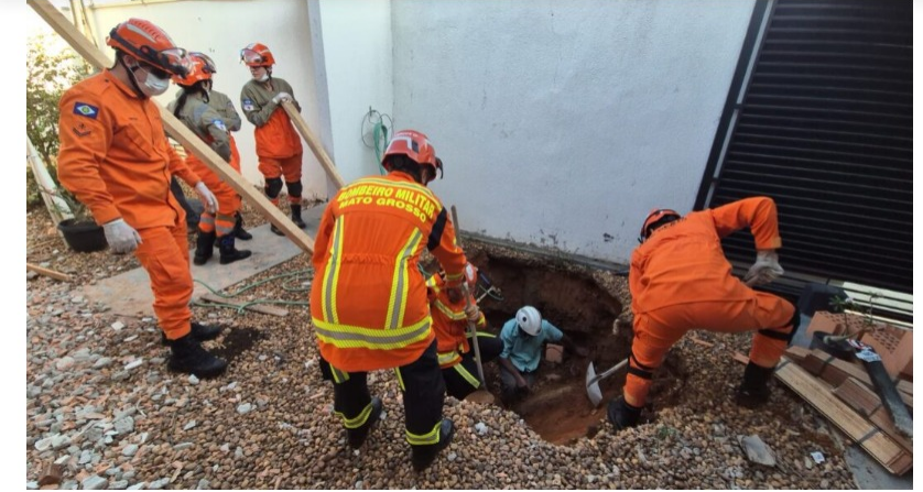 Homem fica preso em fossa após estrutura desabar durante obra e precisa ser resgatado em Sinop