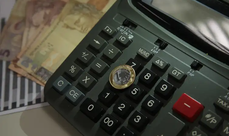 Dificuldade para pagar contas básicas afeta sete em cada dez brasileiros