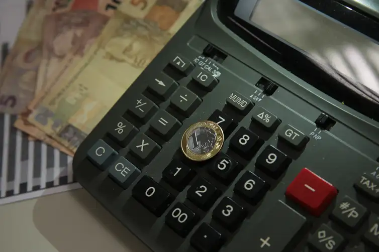 Dificuldade para pagar contas básicas afeta sete em cada dez brasileiros