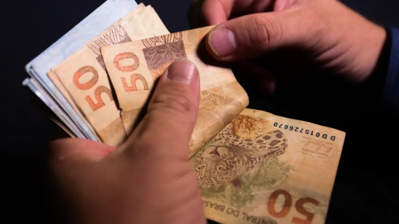 Retiradas da poupança somam R$ 377 bilhões em julho