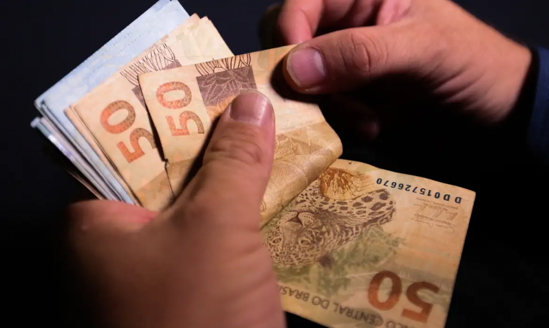 Retiradas da poupança somam R$ 377 bilhões em julho