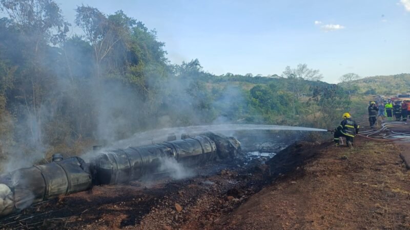 Carreta carregada com óleo diesel tomba e pega fogo na BR-163 em Guarantã do Norte