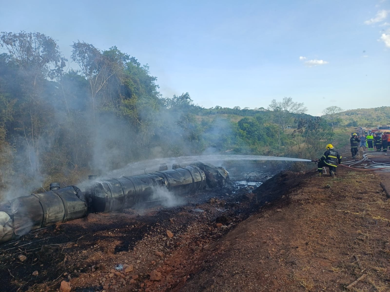Carreta carregada com óleo diesel tomba e pega fogo na BR-163 em Guarantã do Norte