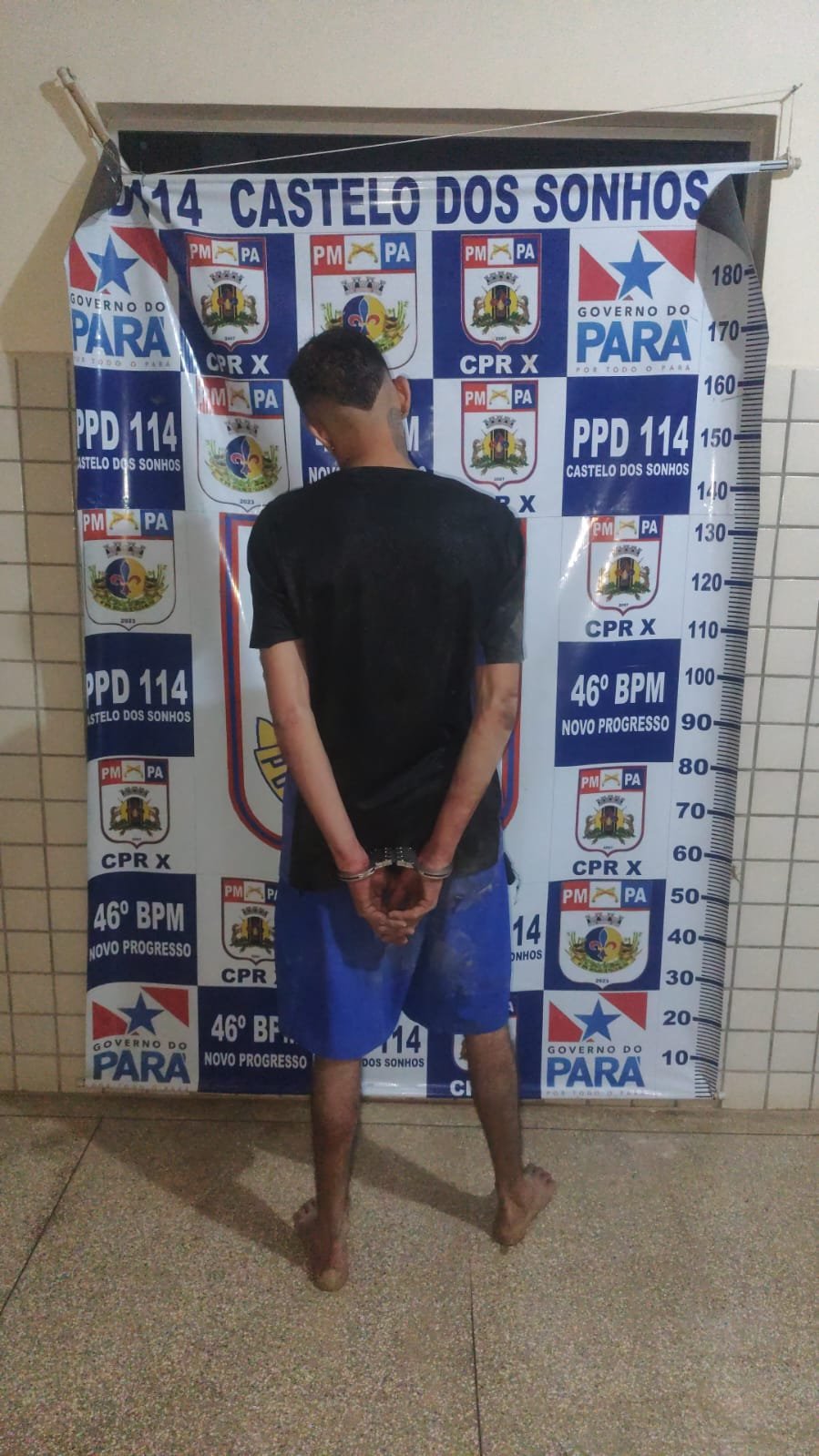 Homem é contido por moradores após causar desordem e acaba detido com cocaína (Imagens)