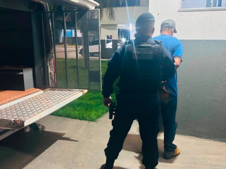 Homem é preso após tentar invadir casa e ameaçar mulher durante briga