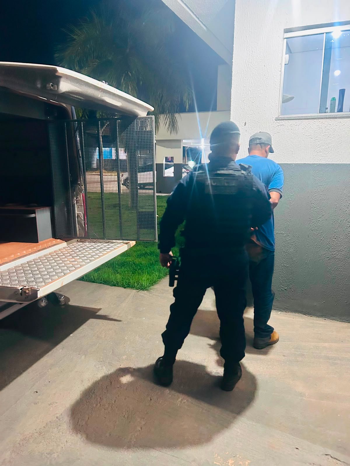 Homem é preso após tentar invadir casa e ameaçar mulher durante briga