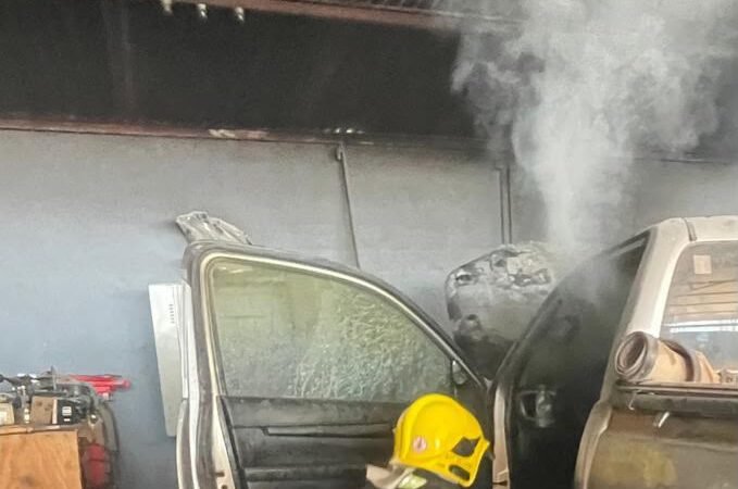 Incêndio assusta e mobiliza bombeiros após caminhonete pegar fogo dentro de oficina em Matupá
