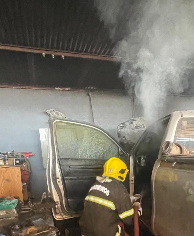 Incêndio assusta e mobiliza bombeiros após caminhonete pegar fogo dentro de oficina em Matupá