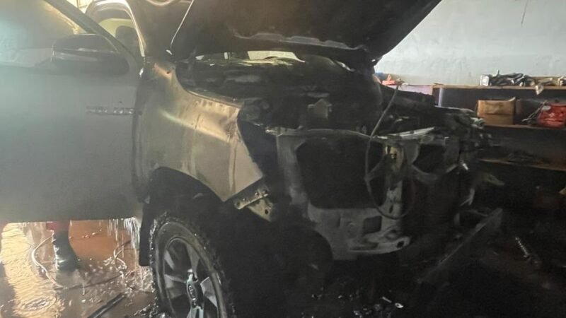 Incêndio atinge caminhonete dentro de oficina em Matupá