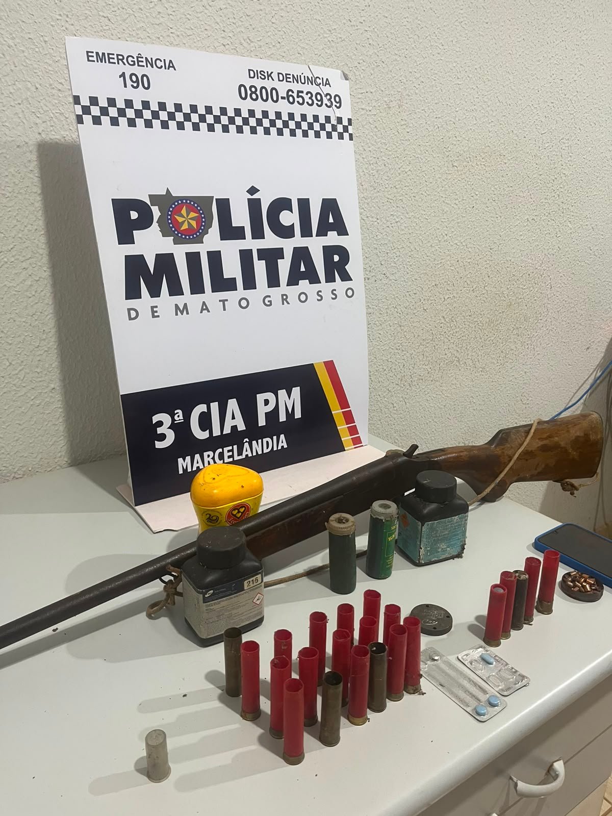 Homem é preso após ameaçar adolescente e arma ser encontrada em propriedade em Marcelândia