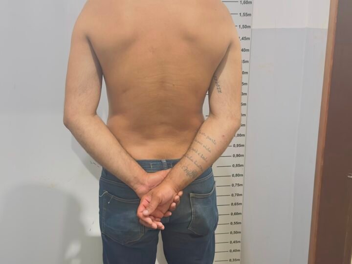 Covarde! bêbado espanca esposa com tapa no rosto, chuta a cunhada e acaba algemado pela polícia dentro de kitnet em Peixoto de Azevedo
