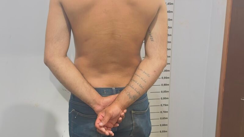 Covarde! bêbado espanca esposa com tapa no rosto, chuta a cunhada e acaba algemado pela polícia dentro de kitnet em Peixoto de Azevedo