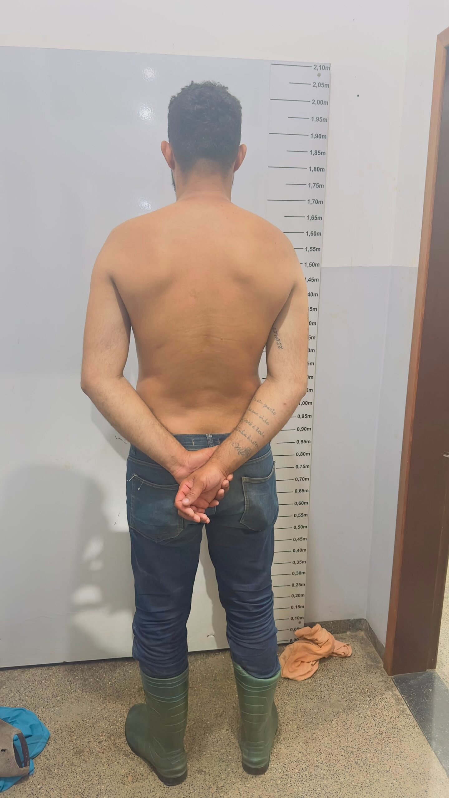 Covarde! bêbado espanca esposa com tapa no rosto, chuta a cunhada e acaba algemado pela polícia dentro de kitnet em Peixoto de Azevedo