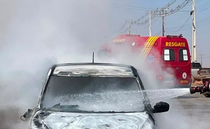 Carro pega fogo e mobiliza bombeiros durante atendimento nesta manhã em Matupá